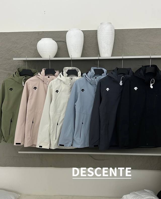 供 控 迪桑特城市通勤款冲锋衣外套 年少不知冲锋衣的好 现在真香！！ 山系冲锋衣来袭B1258 多重配色可选 满足你的不同穿衣需求 每一个配色都是经典百搭 不过