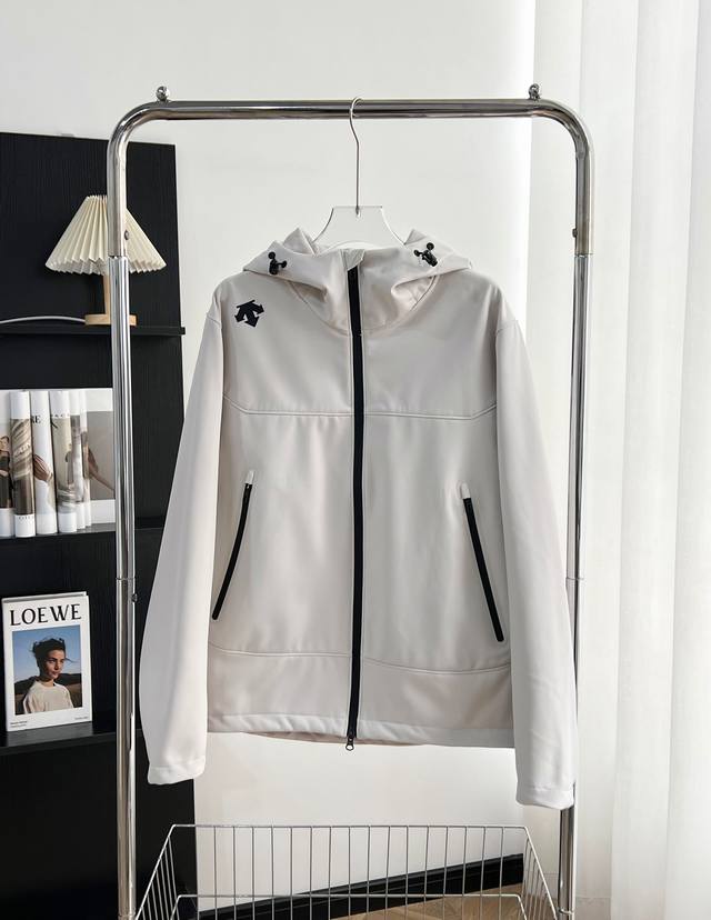 9903# 迪桑特 Descente 海外专柜款防水透气软壳内里绒面冲锋衣 “旗鼓” 新款连帽设计，不可拆卸口袋拉链压胶设计，再加上今年最新的科技面料，将整件衣