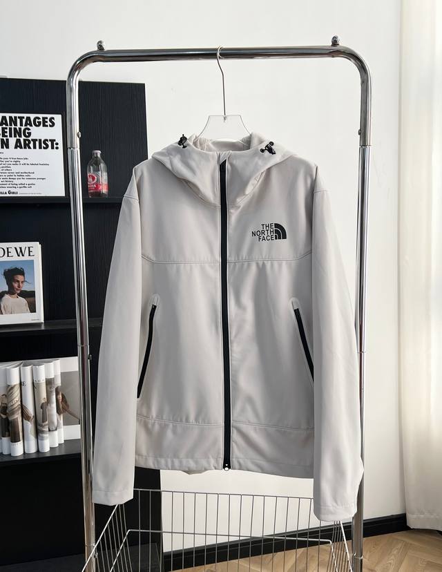 9902# The North Face 北面 海外专柜款防水透气软壳内里绒面冲锋衣 “旗鼓” 新款连帽设计，不可拆卸口袋拉链压胶设计，再加上今年最新的科技面料