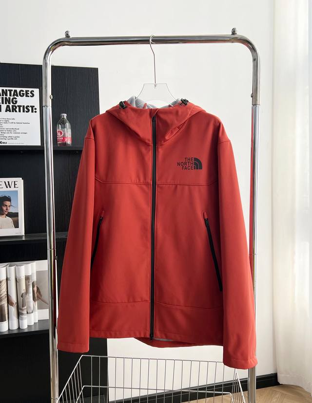 9902# The North Face 北面 海外专柜款防水透气软壳内里绒面冲锋衣 “旗鼓” 新款连帽设计，不可拆卸口袋拉链压胶设计，再加上今年最新的科技面料