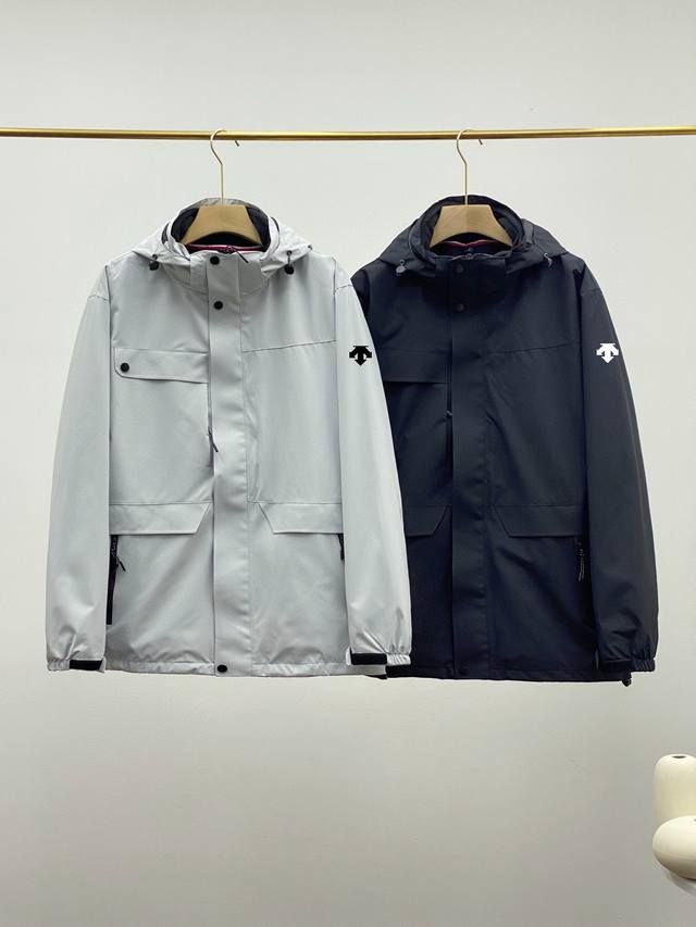 供 控 Descente迪桑特Ski Style抓绒摇粒绒内胆防风防B1322水透湿男士三合一两件套 工装拼接内搭摇粒绒三合一冲锋衣为你的户外之旅保驾护航。 这