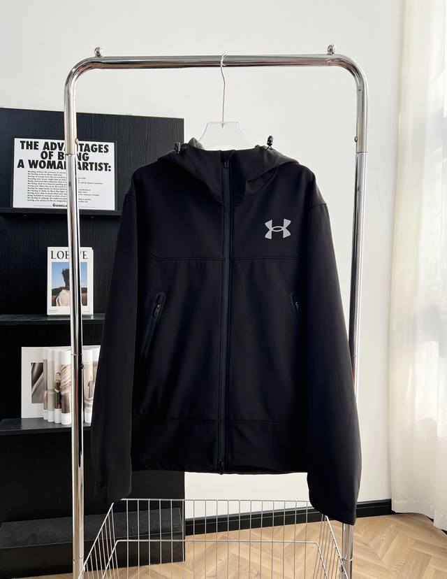 9901# Under Armour安德玛 海外专柜款安德玛防水透气软壳内里绒面冲锋衣 “旗鼓” 新款连帽设计，不可拆卸口袋拉链压胶设计，再加上今年最新的科技面