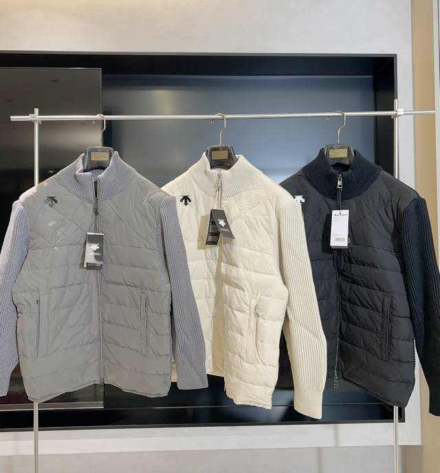 供 控 针织羽绒 Descente迪桑特 运动棉针织拼接立领轻薄羽绒服男女同款 今年办公室白领必备的单品！针织立领风的羽绒外套，轻薄的鸭绒填充，适合办公室穿搭，