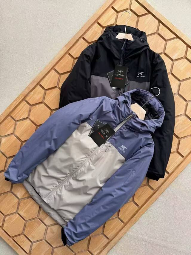 供 控 始祖鸟25年冬季新品，户外情侣款连帽棉衣！ 这款棉服最大的特B1320点就是轻便保暖效果好！今年这款采用的是 锁温科技，运动休闲棉服 户外王者Proto