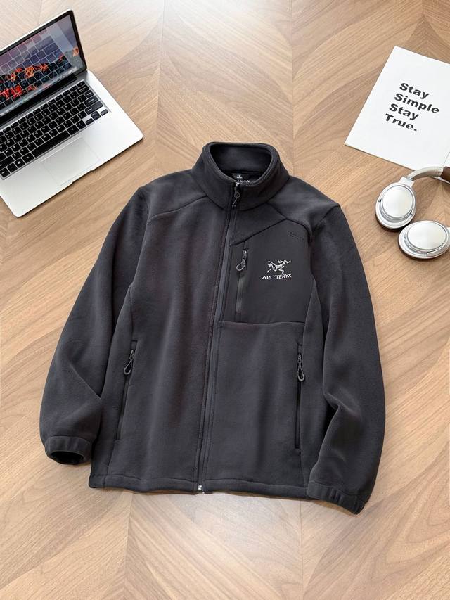 9968# 始祖鸟抓绒衣是一款专为秋冬开发的外套，采用羊羔绒材质，提供全新的穿着体验。春秋冬穿3个季节。 这款抓绒衣不仅具有出色的保暖性能，还兼顾了实用性和时尚