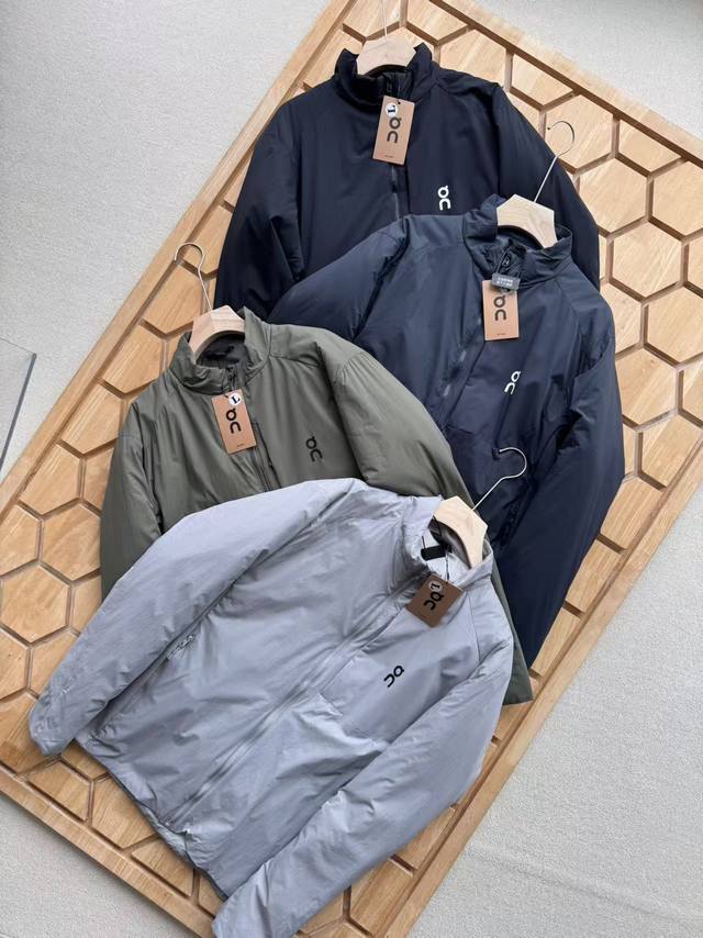 供 控 On昂跑男士冬季冲锋棉衣 专业防水面料强B1324势抵御雨雪侵袭，内里恒温保暖层牢牢锁住热量，立领设计守护颈部温暖，兼顾机能与潮流感。 无论是城市通勤还