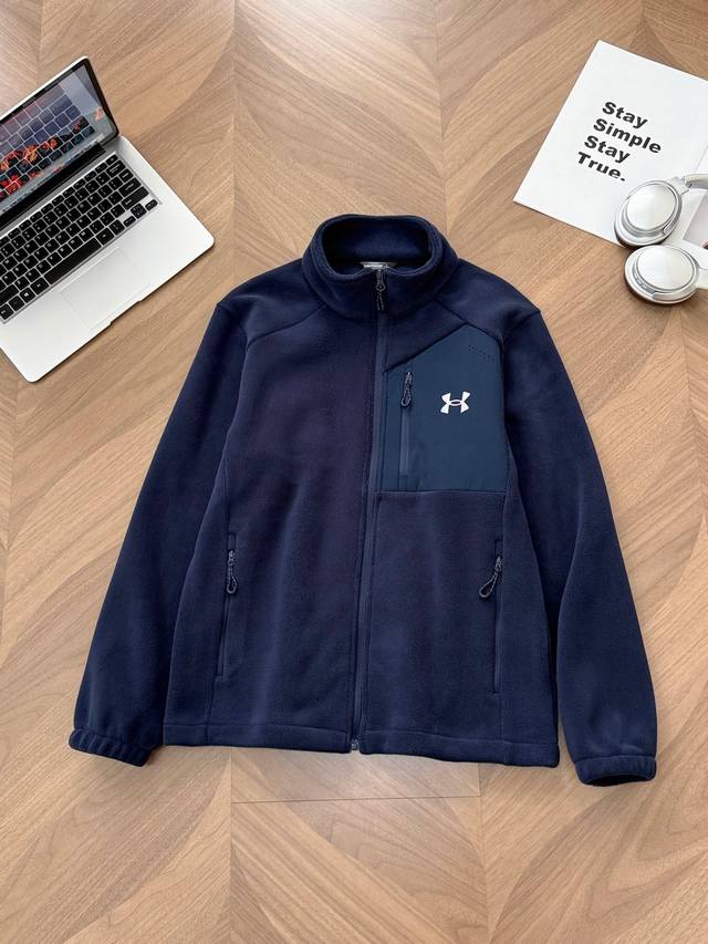 9967# Ua安德玛秋冬款上新立领抓绒外套 Ua安德玛登山户外生活场景的多用途立领抓绒外套 420高克重蓄热系列，万粒绒内里复合羊羔绒，面料带有导电丝纤维 ，