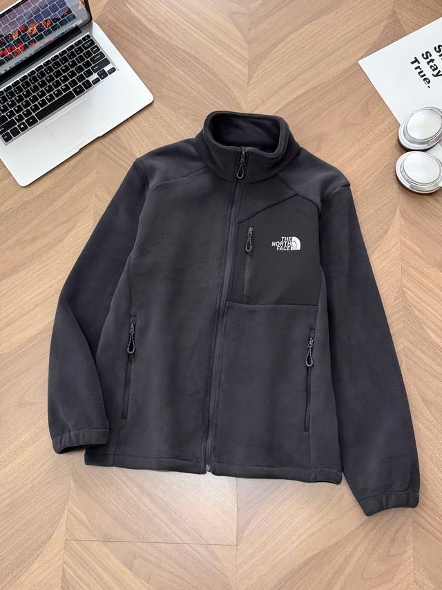 9966# The North Face Tnf北面 2025Fw秋冬季羊羔绒拼接立领外套 北面冬季最新系列，领口和手臂处采用420G高品质羊剪绒面料撞色拼接设