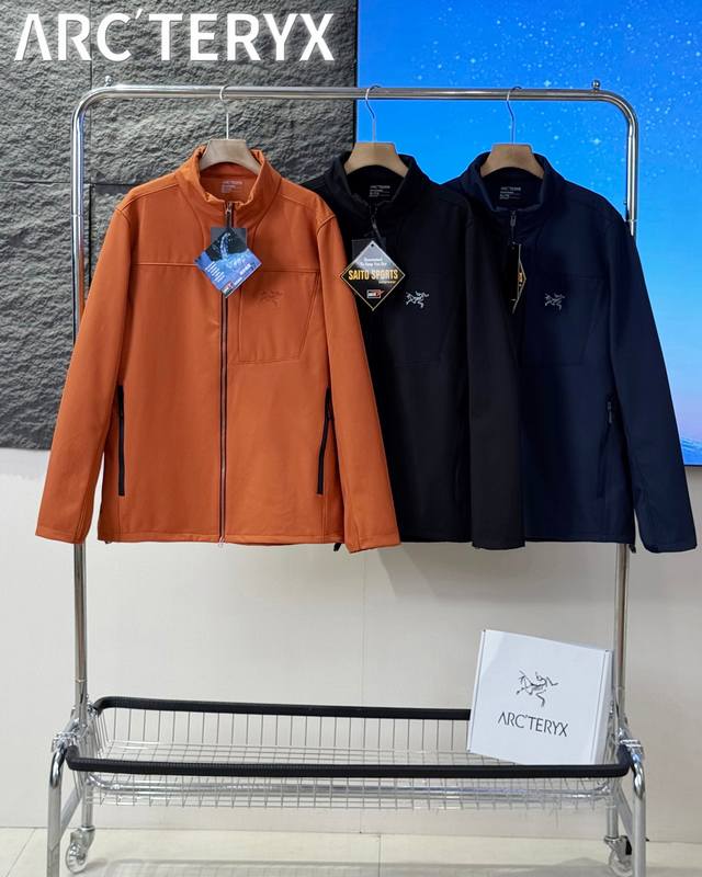 供 控 Arc'teryx秋冬新款软壳加绒立领冲锋衣外套 这是一款专为秋冬湿冷寒风设计的保暖软壳，外壳防风防水防刮耐磨3防面料，内里薄绒复合，保证保暖且透气 细