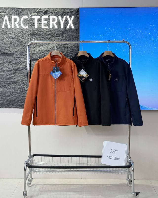 供 控 始祖鸟 Arc'teryx秋冬新款软壳加绒立领冲锋衣外套 这是一款专为秋冬湿冷寒风设计的保暖软壳，外壳防风防水防刮耐磨3防面料，内里薄绒复合，保证保暖且