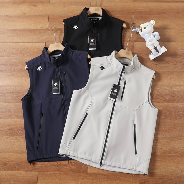 供 控 Descente 迪桑特25年秋季情侣款立领软壳户外休闲防水防风马甲背心！！ 户外出行休闲钓鱼！日常通勤穿搭都是不可多得的好衣物！外穿内搭都可以！版型简