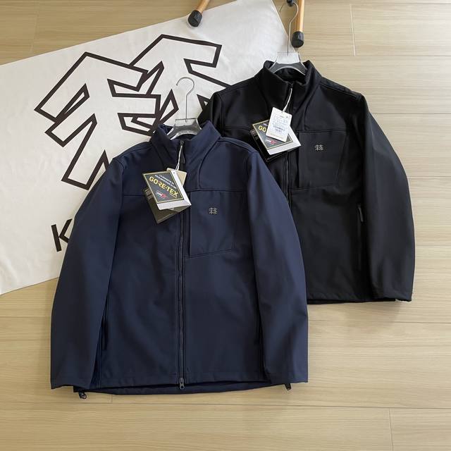 供 控 加绒款Kolon Sport 可隆两色软壳加绒立领户外冲锋衣外套上衣 这是一款专为秋冬湿冷寒风设计的保暖软壳，外壳防B1315风防水防刮耐磨 3防面料，
