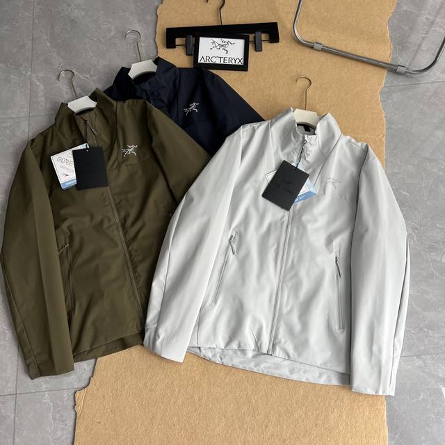 供 控 始祖鸟25Ss秋季新款刺绣立领防风防水夹克外套！ 客供面料，手感软糯无比，直接接触皮肤都没问题！ 这个真是帅翻了，效果无敌！ 防风防水，加量不加价！非常