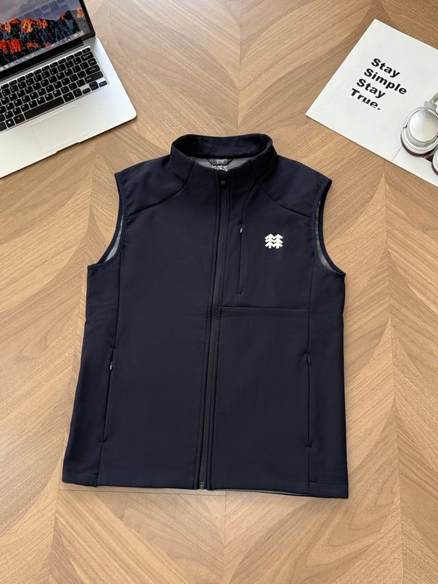 9970# Kolon Sport可隆情侣款户外运动休闲马甲！ 款式经典、简洁、百搭，是四季叠穿搭配的利器！！！ 当下出门，T恤外面套上它，让你的造型更加突出显