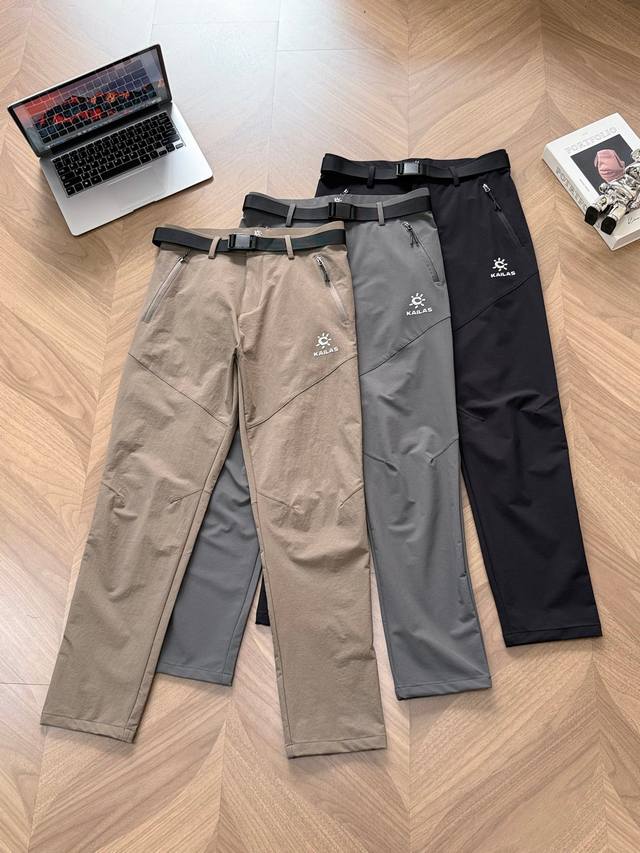 9960# 腰带可拆卸 Kailas 凯乐石 轻量户外防风防泼水通勤徒步登山裤工装长裤。 它采用高科技面料，防风、防水、透气性能卓越。细密的纹理阻挡寒风，特殊的