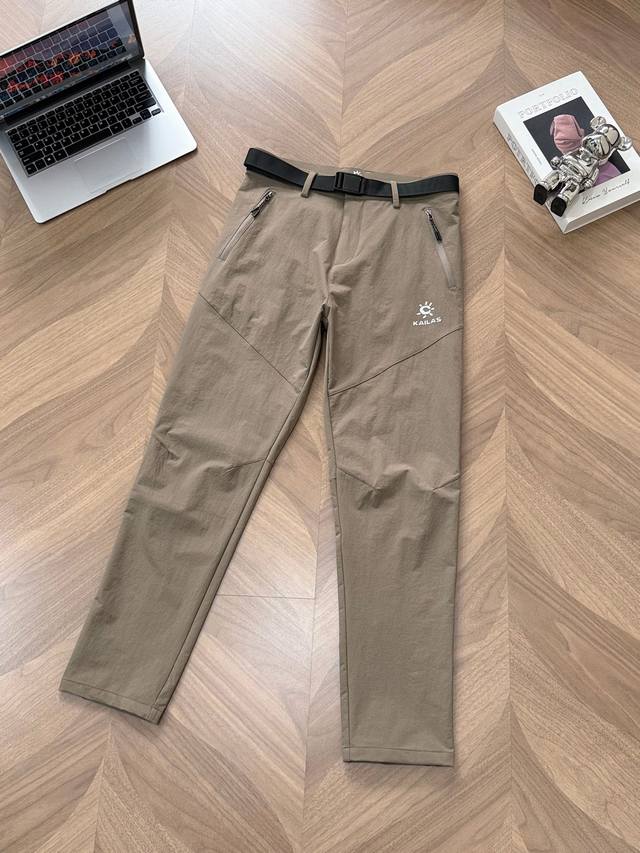 9960# 腰带可拆卸 Kailas 凯乐石 轻量户外防风防泼水通勤徒步登山裤工装长裤。 它采用高科技面料，防风、防水、透气性能卓越。细密的纹理阻挡寒风，特殊的