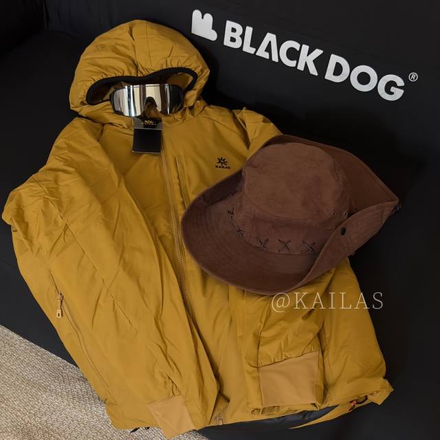 供 控 官方版“石墨烯发热棉服” 后背石墨烯保温效果优异，综合性能优异的软壳外套多场景适用性强，兼具防风抗水、透汽、耐磨、运动延展，一款低调简约款！上身以后的舒