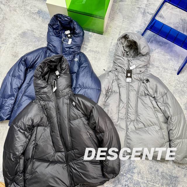 供 控 Descente 迪桑特Allterrain81系列男士亮面羽绒服 主打高端全地形功能，采用Pertex面料，防风、防泼水、超轻又防钻绒，保暖力满分！亮