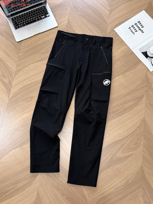 9959# Mammut 猛犸象 Hiking 系列 男士轻量弹力舒适防泼水徒步休闲长裤。 一款为您的远足之旅和都市通勤打造的万能神裤， 轻松驾驭任何场合。 客