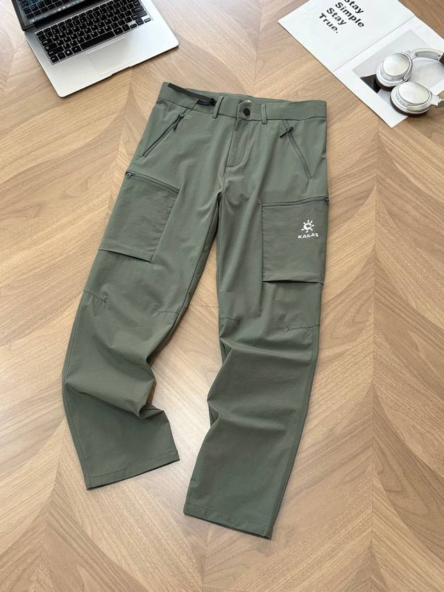 9957# Kailas 凯乐石 轻量户外防风防泼水通勤徒步登山裤工装长裤。 它采用高科技面料，防风、防水、透气性能卓越。细密的纹理阻挡寒风，特殊的涂层让雨水成