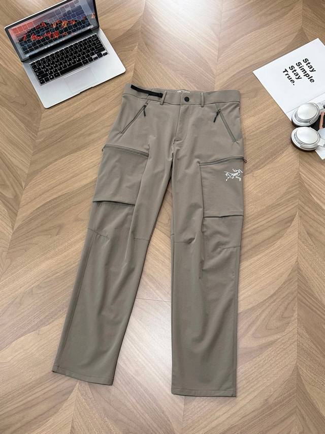 9956# Arcteryx 始祖鸟男士春夏季户外轻薄休闲长裤，一条真正的多功能冲锋好裤，值得每一个热衷户外的男士入手 简约设计，没有多余的装饰，真正的大道至简