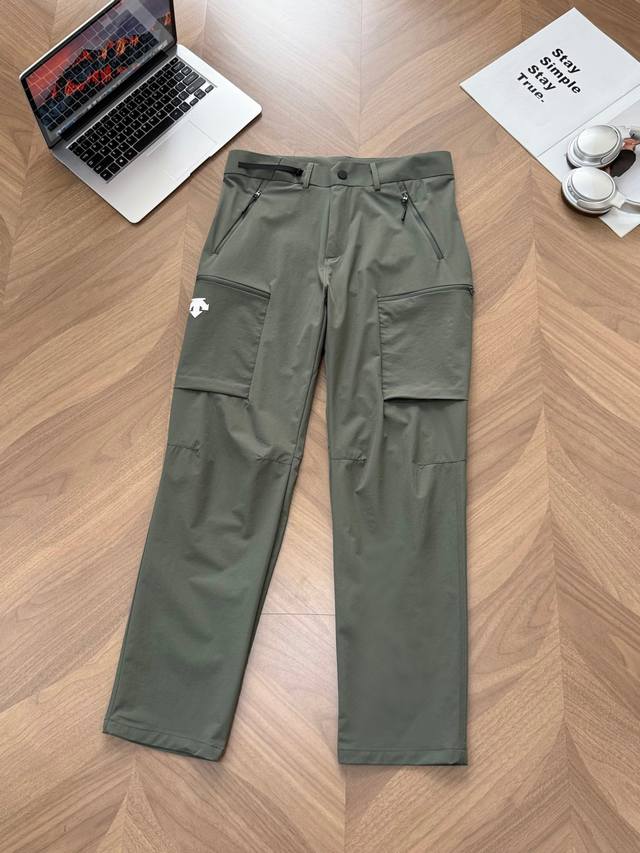 9955# Descente 迪桑特长裤男士户外休闲运动长裤 进口面料！黑科技料子热传导速度是普通面料的5倍以上！ 复古 G网热销款渠道出货！！首先来说一下裤型