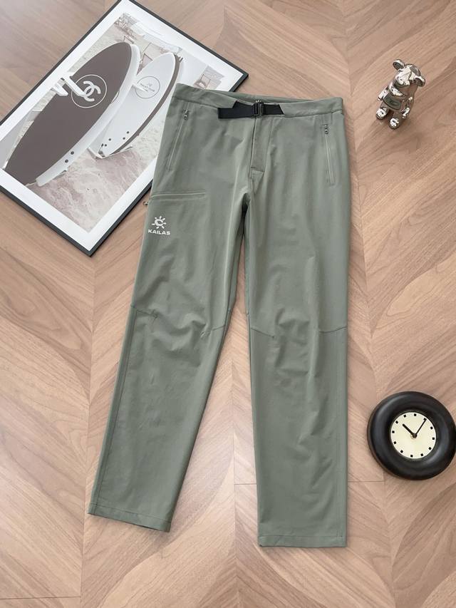 9933# Kailas 凯乐石 轻量户外防风防泼水通勤徒步登山裤工装长裤。 它采用高科技面料，防风、防水、透气性能卓越。细密的纹理阻挡寒风，特殊的涂层让雨水成