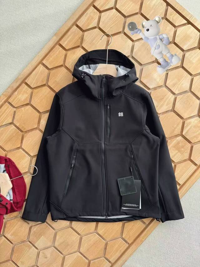 供 控 Kolon Sport 可隆秋冬新品男女同款秋冬防风防雨加绒软壳连帽冲锋衣运动休闲外套。 秋冬上新 这是一B1320款专为秋冬湿冷寒风设计的保暖软壳，外