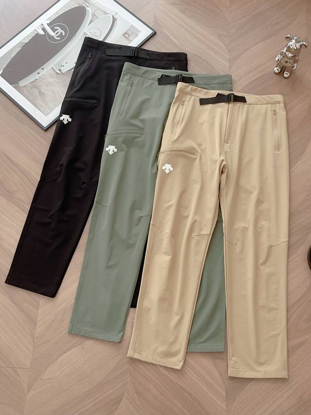 9931# Descente 迪桑特长裤男士户外休闲运动长裤 进口面料！黑科技料子热传导速度是普通面料的5倍以上！ 复古 G网热销款渠道出货！！首先来说一下裤型