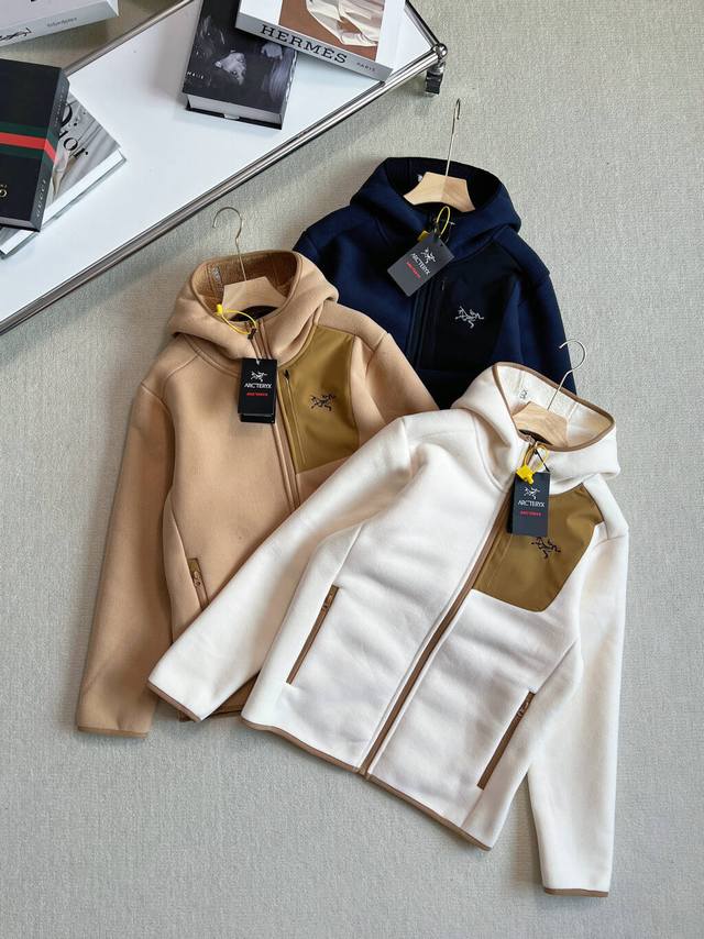 供 控 Arc'teryx始祖鸟秋冬情侣款加厚绒摇粒绒连帽夹克外套， 难得一见的B1320潮流牛货！加绒加厚摇粒绒外套。适合各种年龄阶段搭配，此款摇粒绒外套版型