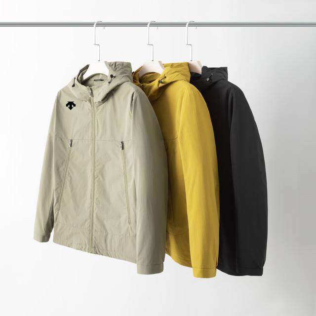 供 控 白鸭绒 Descente迪桑特冬季新款防风防水功能性棉服 版型超级正 新国标90鸭绒秋冬新款迪家同款情侣连B1319帽羽绒服 上身效果极佳 挺阔有质感，