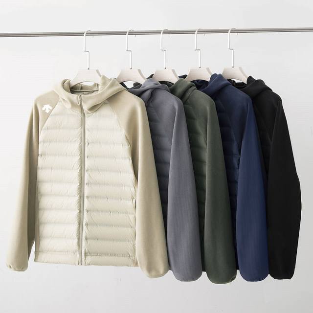 供 控 白鸭绒 Descente迪桑特25秋冬新款！男士户外运动休闲经B1319典百搭拼接连帽羽绒服！90鸭绒秋冬新款迪家同款摇粒绒拼接连帽羽绒服！ 90%新国