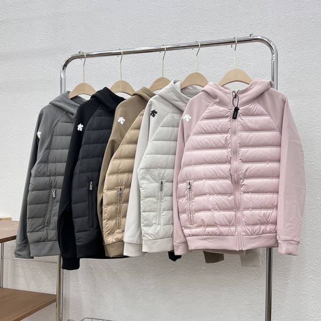 供 控 迪桑特B1304拼接袖连帽羽绒服 新款轻薄拼接羽绒服 衣身采用进口90白鸭绒填充 轻盈并且保暖出众 袖身高密度加绒内里 防风厚实！一件轻松过冬！ ：黑、