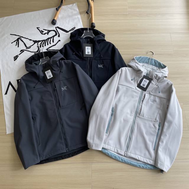 供 控 品质软壳Arc'teryx 始祖鸟三色软壳Gamma Mx Hoody纯色保暖软壳连帽冲锋衣外套 秋冬城市通勤和户外攀岩运动，防风耐磨透气 相比于冲锋衣