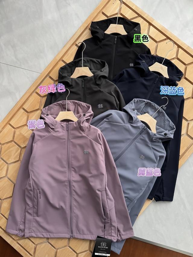 供 控 加绒 Kolon Sport可隆25年秋冬新品，户外情侣款连帽加绒软壳冲锋衣夹克！ 这款软壳冲锋衣B1316无论是版型还是工艺，一看就不是那种普通货色！