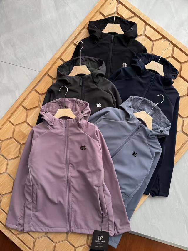 供 控 科隆25年秋冬新品，户外情侣款连帽加绒软壳冲锋B1320衣夹克！ 这款软壳冲锋衣无论是版型还是工艺，一看就不是那种普通货色！整体是户外山系风的定位！既能