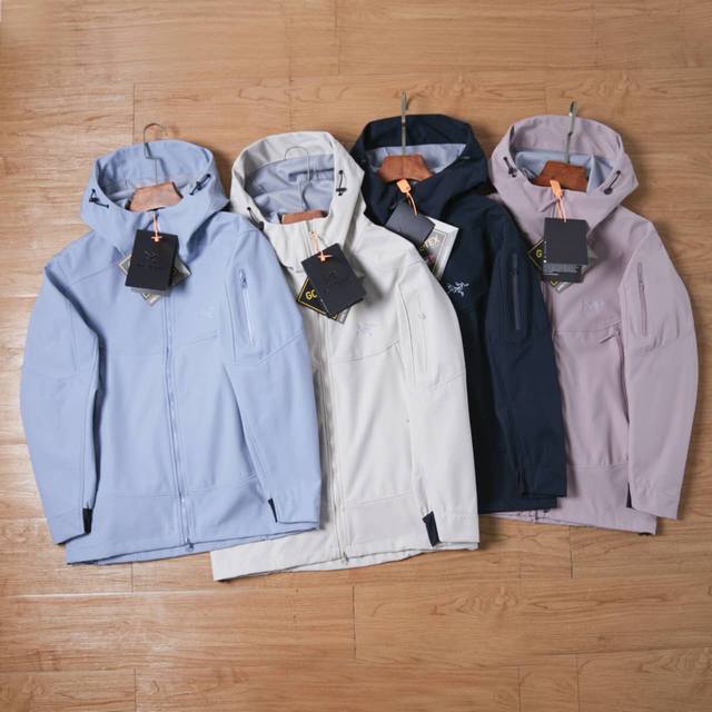 供 控 刺绣款 Arc,Teryx 始祖鸟 Gamma Hoody Gamma系列软壳冲锋衣。 压胶高版本帽子不可拆卸 男女同款情侣款。 防风防水连帽软壳夹克衣