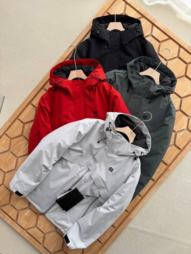 供 控 小树林新款！ 2025冬季新品，户外男款加厚连帽棉衣！ 新款功能性棉衣，品质 防风防水，版型超级正 上身效果极佳 挺阔有质感 户外功能防水级别 ，细节图