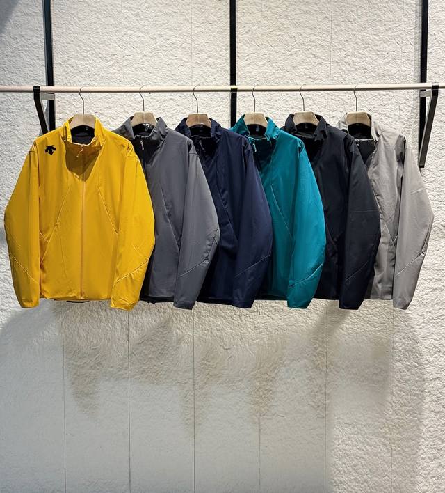 供 控 立领冲锋衣外套 黑色 绿色 黄色 藏青 卡其 深灰 尺码S到4X 迪家专柜款冲锋衣立领外套 功能性户外专业面料 ，品质款，面料光泽质感，抗皱耐磨，防泼水