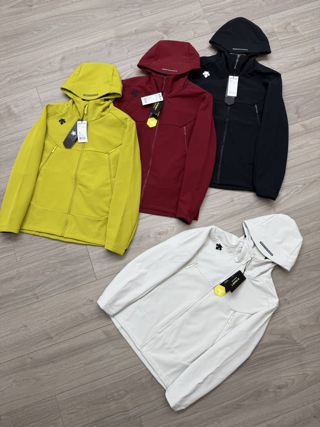 供 控 迪桑特软壳加绒外套 细节图 迪桑特秋冬款 加绒防风外套 软壳加绒冲锋衣常规剪裁 产品特征 各方面性能都所照顾，没有明显偏重， 城市户外兼用的系列，内部有