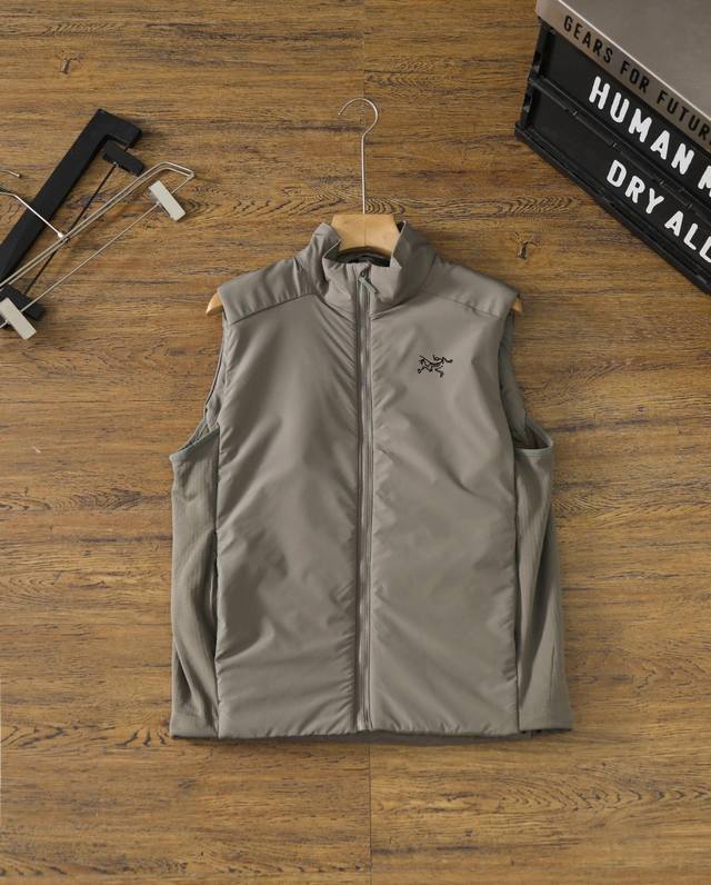 供 控 飞禽同款防风男子立领保暖棉背心马甲 颜色:黑色，黄色，军绿色，浅灰色 尺码:M ，L ，Xl ，Xxl，3Xl 面料: %聚酯纤维 通勤百搭 户外必备！