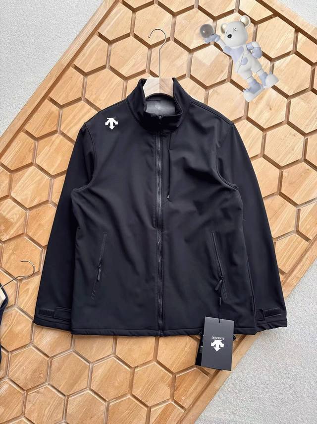 供 控 Descente 迪桑特户外男士立领加绒软壳冲锋衣夹克！ 这款软壳冲锋衣B1318无论是版型还是工艺，一看就不是那种普通货色！整体是户外山系风的定位！既