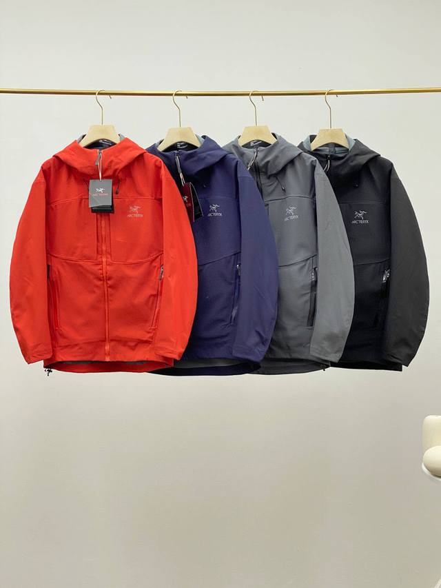 供 控 始祖鸟*Arc'teryx*25年秋冬新品男款连帽加绒软壳冲锋衣！ 一款用途多样、风格B1318简洁的冲锋衣，设计提高低光照可见度，特别适合寒冷恶劣天气