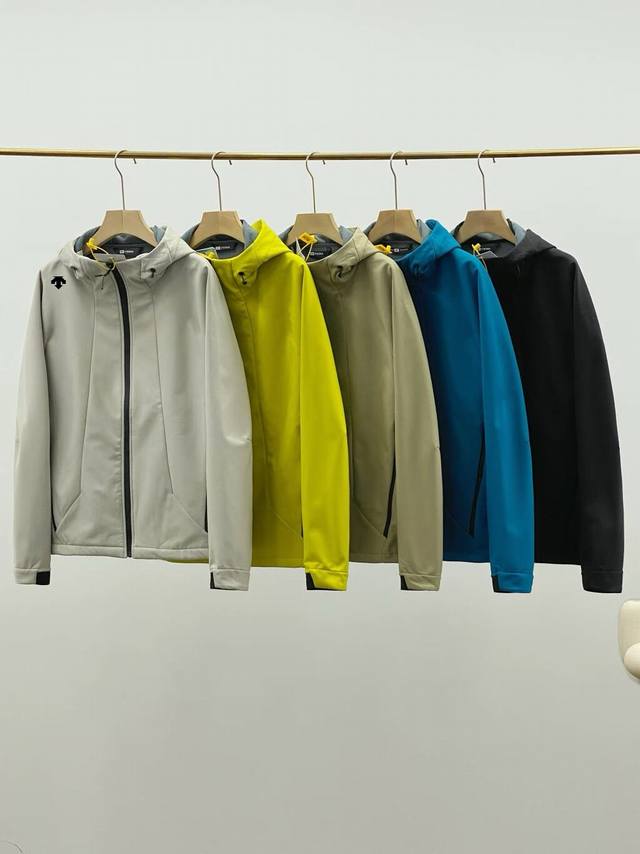 供 控 Descente迪桑特Training综训训练男士外套外B1318套梭织上衣新 迪桑特综训练男士加绒防泼水运动健身梭织连帽冲锋衣外套。 采用功能性质感防