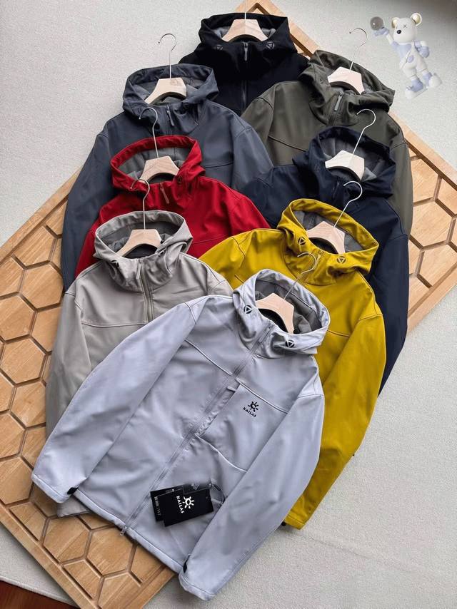 供 控 Kailas 凯乐石户外情侣款连帽加绒软壳冲锋衣夹克！ 这款软壳冲锋衣B1318无论是版型还是工艺，一看就不是那种普通货色！整体是户外山系风的定位！既能