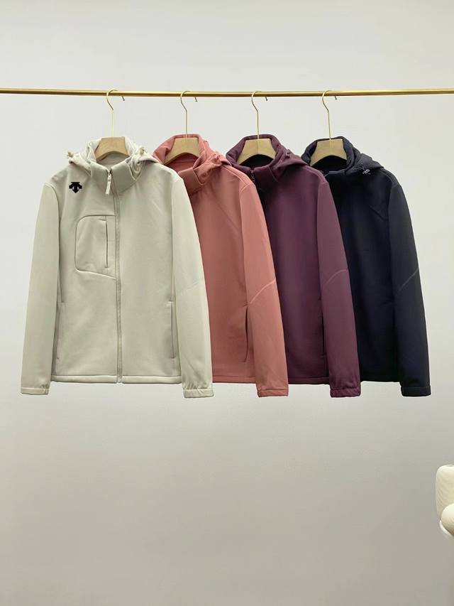 供 控 Descente迪桑特女款软壳冲锋衣 这款冲锋衣以其卓越的品质和精湛的工艺，成为了女性户外装备的理想之选。 软壳材质，既具备出色的防风、防水性能，又有着