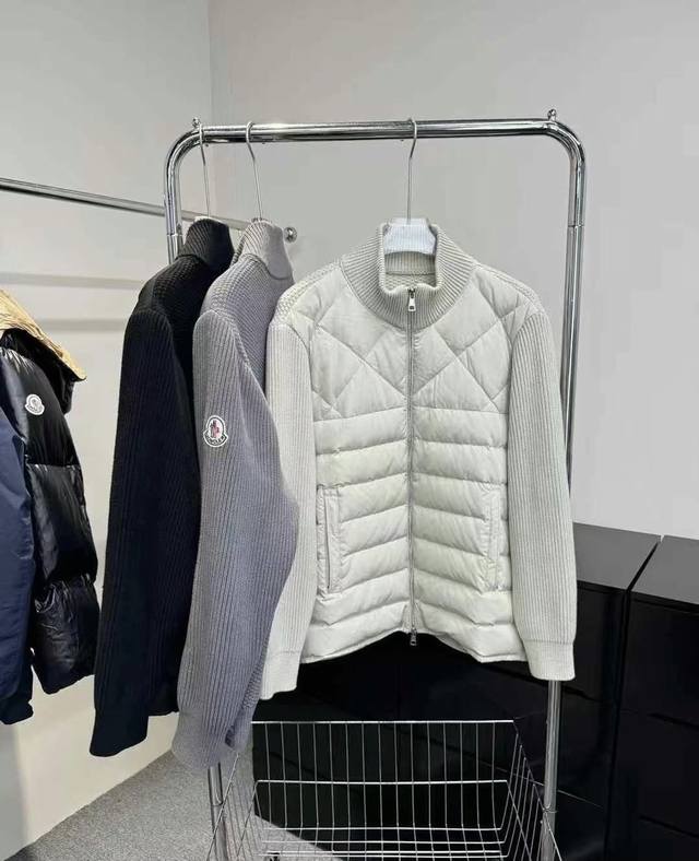 供 控 ｜盟可睐 蒙口针织拼接羽绒服 国标白鸭绒针织拼接袖 市面独家使用羽绒，绝不吹虚鹅绒等一系列的错误理解 面料: 100% 锦纶; A9995里料: 100