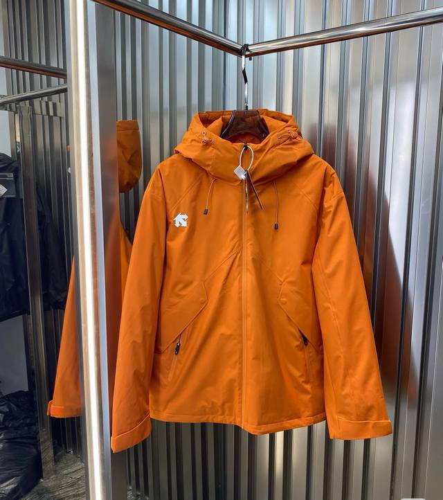 供 。 控 热封版本 达标90白鸭绒 Descente 迪桑特 特氟龙机能羽绒服，冬款新囯标羽绒 男女同款户外机能羽绒服 3防科技+国际90白鸭绒 高蓬松 大朵