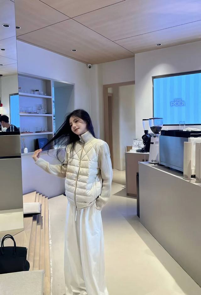 供 控 ~ Moncler男女针织羽绒拼接 男女新款情侣款 颜色：黑色 灰色 米色 尺码： M~3Xl 独家款，独家放A9996货羽绒针织拼接， 拼接处采用羊毛