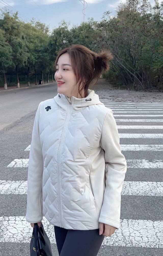 供 控 90鸭绒石墨烯 爆品24冬训练运动女士拼接针织加绒石墨烯奥利绒羽绒服 羽绒服具有做工考究、科技含量高、保暖性能强、适合运动穿着等特点。总的来说，迪桑特羽